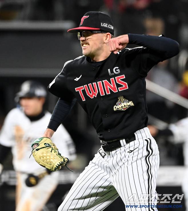 28일 수원KT위즈파크에서 열린 LG와 KT의 경기, LG 웰스가 2사 2,3루 KT 장성우를 3루 땅볼로 잡아낸 천성호의 호수비에 환호하고 있다. 수원=허상욱 기자wook@sportschosun.com/2026.04.28/