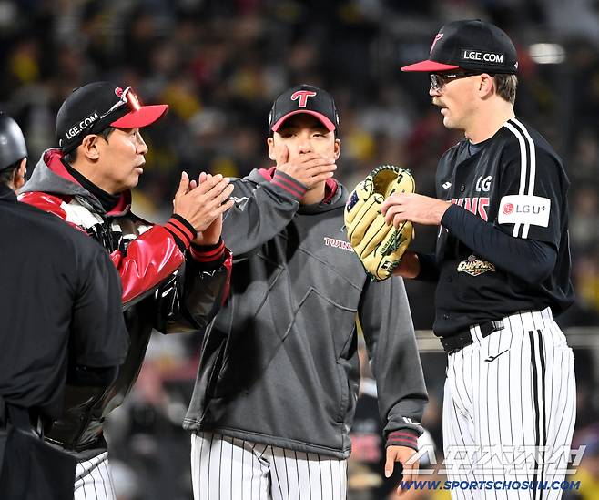 28일 수원KT위즈파크에서 열린 LG와 KT의 경기, 6회말 무사 1루 LG 김광삼 코치가 마운드에 올라 웰스를 다독이고 있다. 수원=허상욱 기자wook@sportschosun.com/2026.04.28/