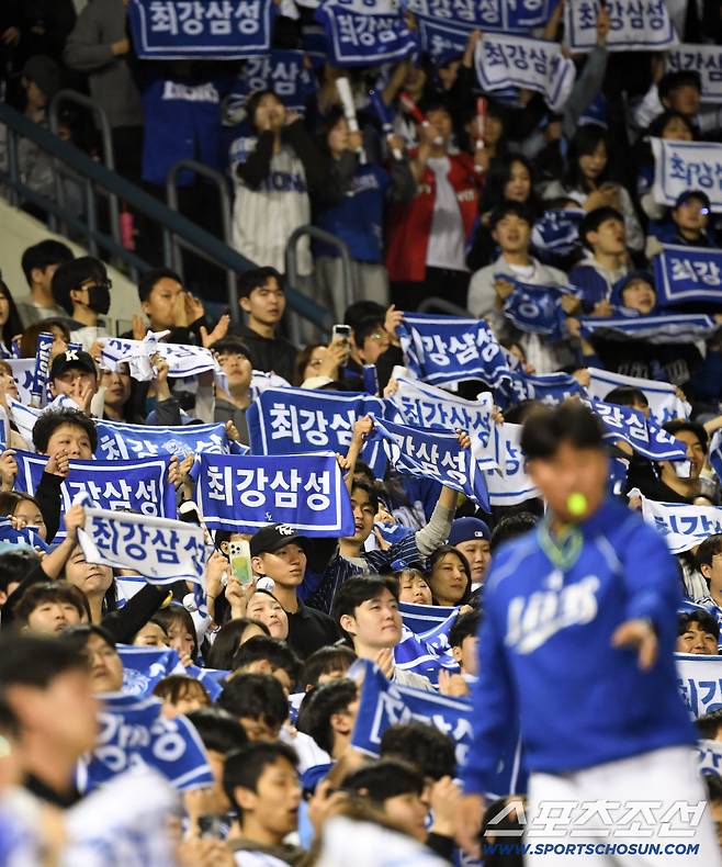 28일 잠실구장에서 열린 두산과 삼성의 경기. 3루 원정석을 가득 메운 삼성 팬들이 엘도라도를 부르고 있다. 잠실=박재만 기자 pjm@sportschosun.com/2026.04.28/