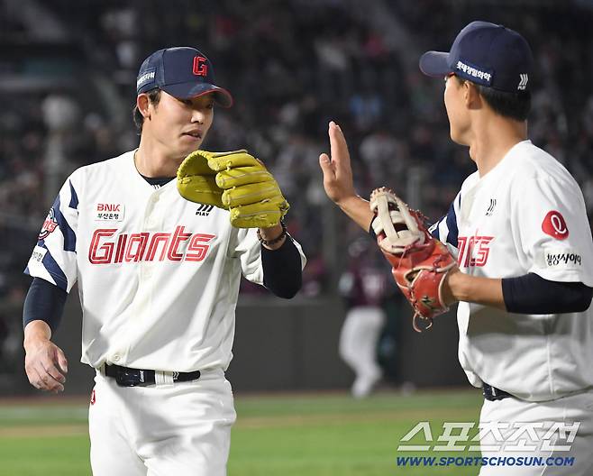 28일 부산 사직야구장에서 열린 롯데와 키움의 경기. 7회 투구를 마치고 동료들과 하이파이브를 나누는 롯데 현도훈. 부산=송정헌 기자songs@sportschosun.com/2026.04.28/