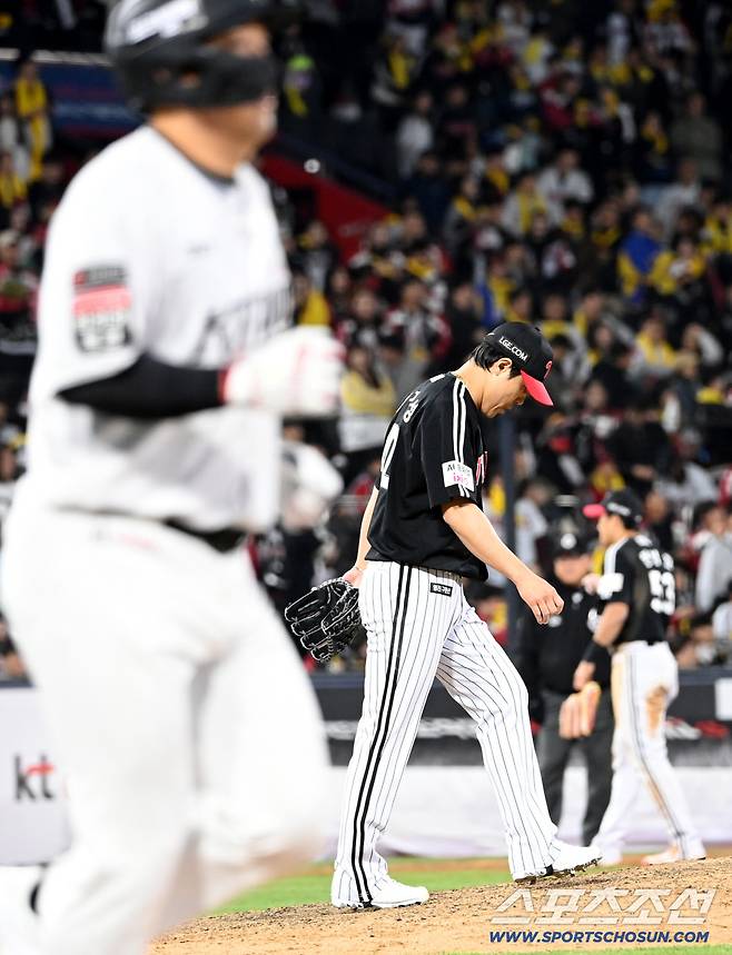 28일 수원KT위즈파크에서 열린 LG와 KT의 경기, 9회말 2사 만루 김진성이 김현수에 밀어내기 볼넷으로 동점을 내주며 아쉬워하고 있다. 수원=허상욱 기자wook@sportschosun.com/2026.04.28/