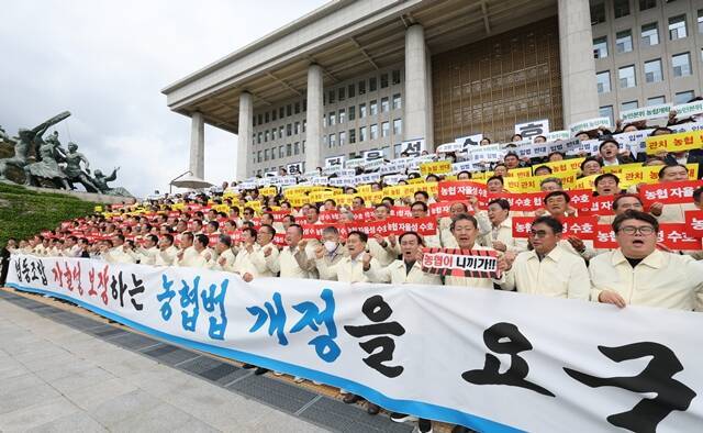 전국 농축협 조합장과 농민들이 28일 오전 서울 여의도 국회에서 '농협 자율성 수호 농민공동선언식'을 열고 농협법 개정과 관련한 입장을 밝히고 있다. /농협중앙회