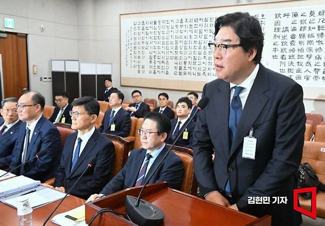 김성태 전 쌍방울 회장이 28일 국회 윤석열 정권 정치검찰 조작기소 의혹 사건 진상규명 국정조사특별위원회 제11차 전체회의에서 열린 종합 청문회에서 의원 질의에 답하고 있다. 2026.4.28 김현민 기자