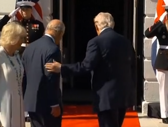 도널드 트럼프 대통령이 찰스 3세 영국 국왕의 신체에 접촉하는 모습이 공개돼 논란이 일고 있다. 더미러