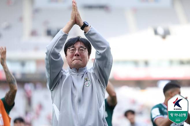 황선홍 대전하나시티즌 감독이 FC서울 상대로 승리를 거둔 뒤 팬드 앞에서 눈물을 보였다. 200승을 거둔 베테랑이지만 1승에 대한 간절함은 여전하다. (한국프로축구연맹 제공)