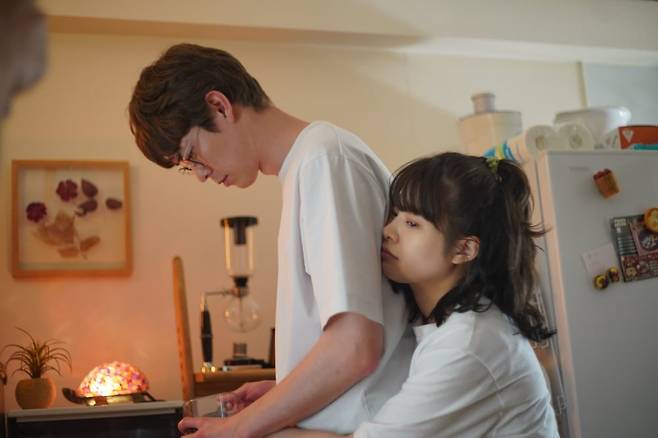 영화 '사토상과 사토상'의 착하고 성실한 두 연인은 서로를 아끼지만, 아끼는 마음만으로는 지탱할 수 없는 현실이 그들을 기다리고 있습니다./엣나인필름