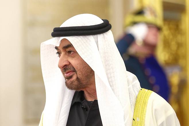 무하마드 빈자이드 알나흐얀 아랍에미리트(UAE) 대통령이 지난 1월 29일 블라디미르 푸틴 러시아 대통령과 만나기 위해 모스크바 크렘린궁에 들어서고 있다. /타스 연합뉴스