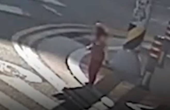 지난달 13일 경남 창원시 진해구의 한 도로에 집을 잃은 2살 아기가 맨발로 돌아다니고 있다./경찰청 유튜브