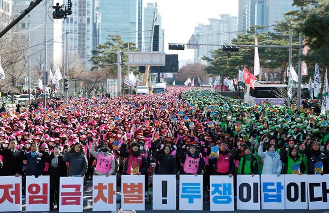 전국교육공무직본부, 전국여성노동조합, 전국학교비정규직노동조합으로 구성된 전국학교비정규직연대회의 조합원 등이 4일 오후 서울 여의도 국회의사당 인근에서 가진 전국학교비정규직연대회의 2차 총파업대회에서 구호를 외치고 있다./뉴스1