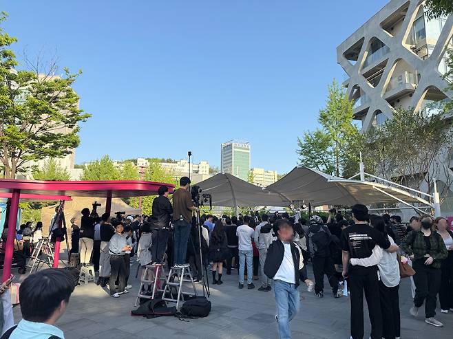 25일 오후 서울 마포구 홍익문화공원에서 '지하돌' 5팀의 야외 공연을 팬들이 망원 카메라로 촬영 중이다.  /현정민 기자