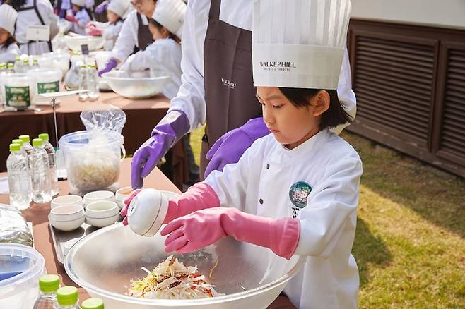 명월관 야외 가든에서 진행하는 ‘김치 만들기 체험’ 행사