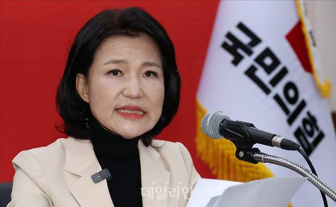 국민의힘 대구시장 경선에서 컷오프(공천 배제) 된 이진숙 전 방송통신위원장이 14일 오후 대구 수성구 국민의힘 대구시당에서 경선 컷오프와 관련해 입장 발표 기자회견을 하고 있다. ⓒ데일리안 홍금표 기자
