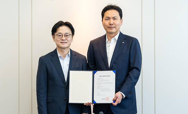 27일 세종 전의면 한국콜마 세종 공장에서 김정관 산업통상부 장관(왼쪽)이 윤상현 콜마그룹 부회장(오른쪽)에게 올해 1호 국내복귀기업 선정확인서를 전달한 후 기념사진을 찍고 있다. 한국콜마 제공