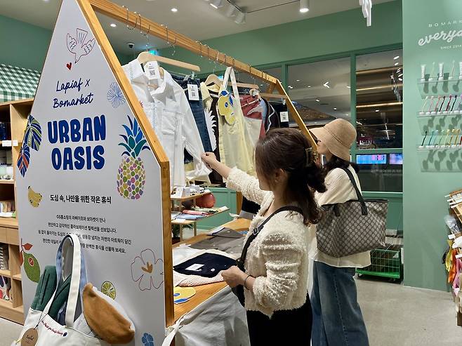 매장 안에서 고객들이 의류를 둘러보고 있는 모습. GS샵 제공