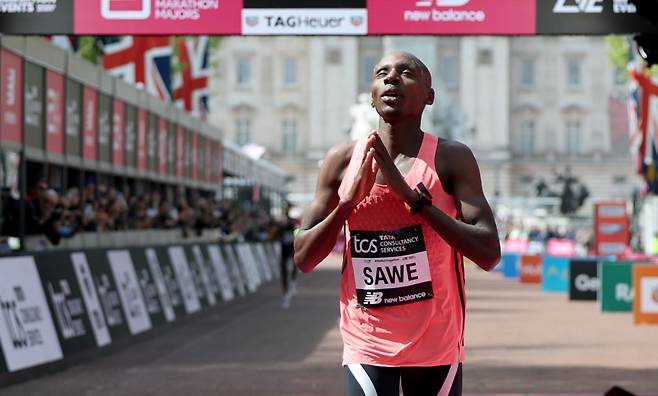 케냐의 사바스티안 사웨가 2026년 4월 26일 영국 런던에서 열린 런던 마라톤 엘리트 남자부 경기를 마친 후 반응을 보이고 있다. AP/뉴시스