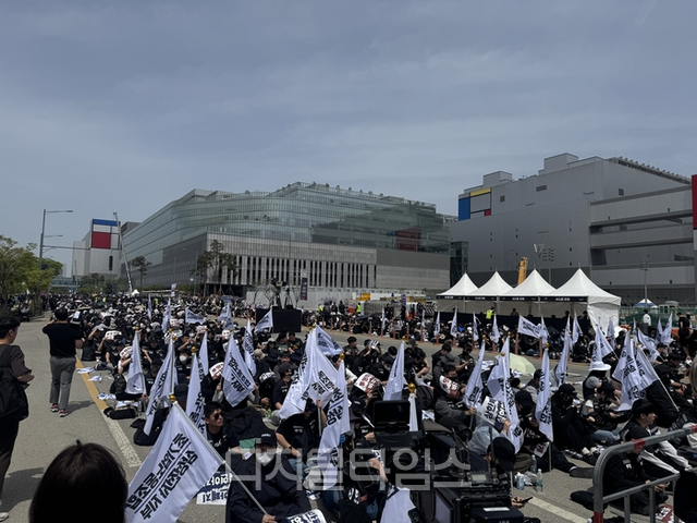 삼성전자 첫 과반노조 지위를 확보한 ‘삼성전자 초기업노조’ 노조원들이 지난 23일 삼성전자 평택사업장 앞에서 투쟁결의대회를 갖고 있다.