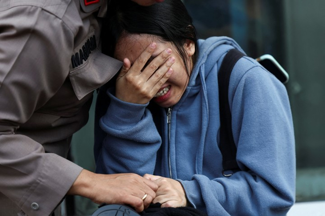 인도네시아 수도 자카르타 외곽 베카시 지역의 열차 두 대가 충돌한 사고 현장에서 28일(현지시간) 한 희생자 가족이 오열하고 있다. [자카르타 로이터=연합뉴스]