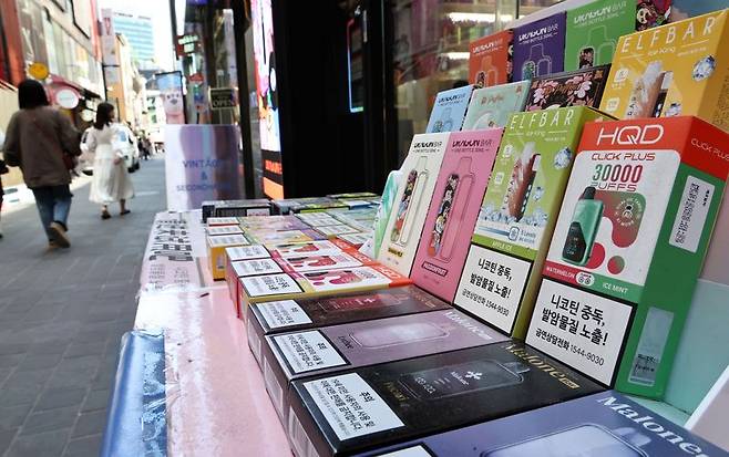 개정 담배사업법 시행 이전에 제조·수입된 액상형 전자담배 재고제품을 판매한다는 사실을 사업자는 소비자가 명확히 알 수 있도록 표시·고지해야 한다. 재정경제부는 28일 소비자기본법에 근거해 액상형 전자담배 재고제품에 대한 안전관리 기준을 시행한다. 사진은 지난 24일 서울 시내의 한 전자담배 매장 모습. 연합뉴스