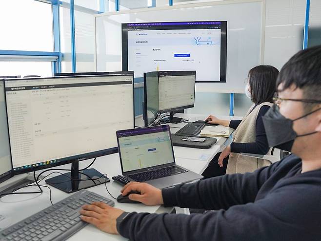 제주빅데이터센터에서 이용자들이 데이터 분석 시스템을 활용하고 있다. 제주특별자치도와 제주테크노파크는 올해 제주빅데이터센터를 도민 누구나 데이터를 활용할 수 있는 ‘데이터 프리존’으로 전환한다. /사진=제주테크노파크 제공