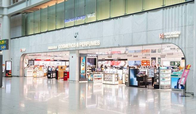 28일 영업을 개시한 현대면세점 인천국제공항 DF2(화장품·향수, 주류·담배) 구역 매장 전경. 현대면세점 제공