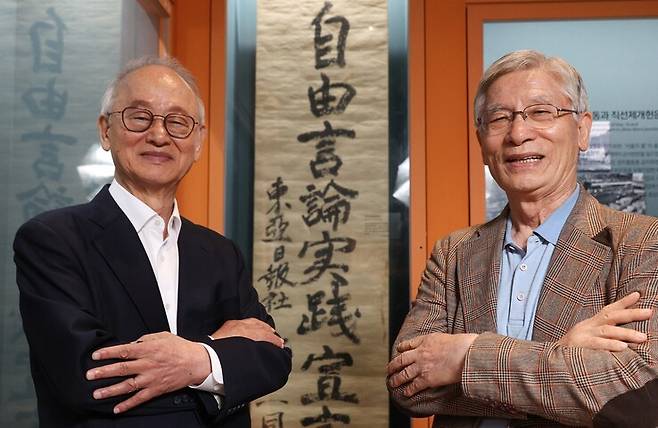 동아자유언론수호투쟁위원회 이부영 위원장(왼쪽)과 이영록 위원이 4월28일 오전 서울 종로구 대한민국역사박물관 5층에 전시된 ‘자유언론실천선언’ 족자 앞에서 사진을 찍고 있다. 김정효 기자 hyopd@hani.co.kr