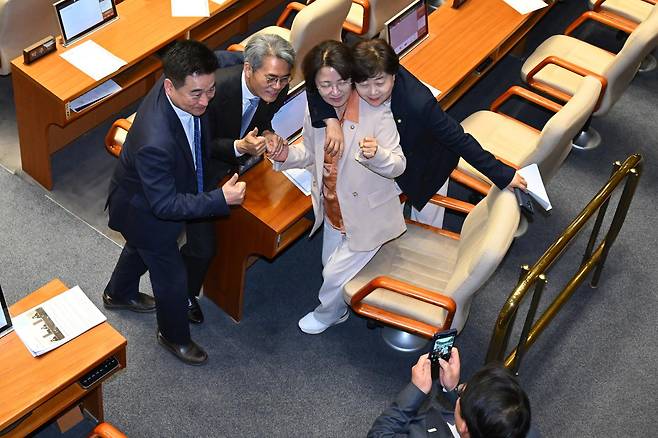 추미애 경기지사 후보가 28일 국회에서 열린 제434회 국회 제8차 본회의를 마친 뒤 의원들과 기념촬영을 하고 있다. 박시몬 기자