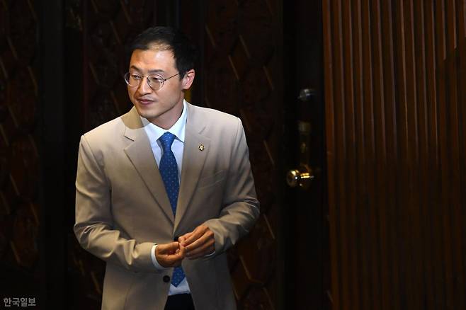 울산시장 후보인 김상욱 더불어민주당 의원이 28일 국회에서 열린 본회의에서 국민의힘 의원들에게 인사를 한 뒤 회의장을 빠져나가고 있다. 박시몬 기자