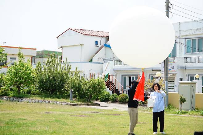 28일 경북 포항시 남구 송도동 대구지방기상청 포항관측소에서 직원들이 고층 관측을 위해 헬륨 가스를 주입한 풍선을 띄우고 있다. 포항=김재현 기자