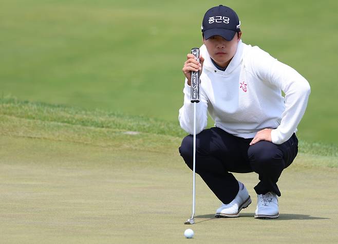 <yonhap photo-6065=""> 지난해 2일 인천 송도 잭 니클라우스 골프클럽 코리아에서 열린 LIV 골프 코리아 1라운드 1번홀에서 레인지고츠 팀 김민규가 퍼팅 전 그린을 살피고 있다. 사진=연합뉴스</yonhap>