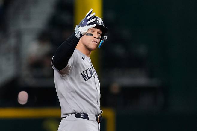 <yonhap photo-3307="">저지가 28일(한국시간) 텍사스전 7회 2루타를 치고 나가 기뻐하고 있다. (AP Photo/Tony Gutierrez)/ <저작권자 ⓒ 1980~2026 ㈜연합뉴스. 무단 전재 재배포 금지, AI 학습 및 활용 금지></yonhap>