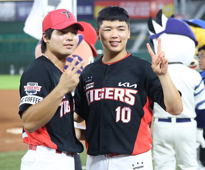 2023년 퓨처스(2군)리그 올스타전에 출전한 한승연과 황동하. 두 선수는 2022년 신인 드래프트 동기다. KIA 제공
