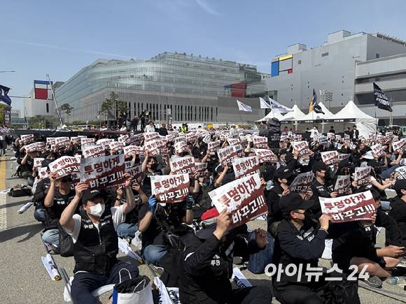 23일 경기 평택시 삼성전자 평택캠퍼스 앞에서 열린 삼성전자 노동조합 공동투쟁본부 집회에서 조합원들이 구호를 외치고 있다. [사진=권서아 기자]