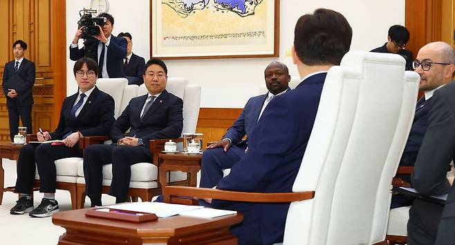 하정우 AI 미래기획 수석(왼쪽)이 27일 청와대에서 이재명 대통령의 데미스 하사비스 구글 딥마인드 공동창업자 겸 대표 접견 일정에 참석해 있다. 청와대 사진기자단