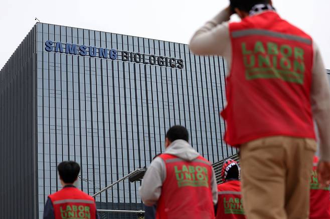 지난 22일 삼성바이오로직스의 창사 이래 첫 노조 단체행동이 벌어진 인천 연수구 삼성바이오로직스 송도 사업장. 뉴시스