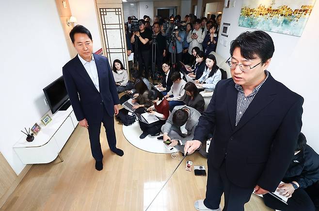 오세훈 서울시장이 27일 서울 성북구 노블레스타워 시니어 주택을 찾아 조성호 서울시 주택정책관으로부터 서울형 시니어주택 공급 계획에 대한 설명을 듣고 있다. 연합뉴스