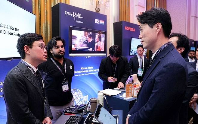 20일 인도 뉴델리에서 열린 ‘한-인도 벤처스타트업 박람회’에서 김정우 맥킨리라이스 대표(왼쪽)와 노용석 중소벤처기업부 제1차관이 대화하고 있다. 이날 인도 대학생 150여명이 박람회를 찾아 한국 기업에 취업하는 방법 등 맞춤형 상담을 받았다. 사진 중소벤처기업부