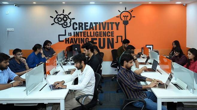 18일 오후 10시(한국시간 19일 새벽 1시) 맥킨리라이스 인도 노이다 사무실에서 직원 23명이 근무하고 있다. 기술팀장 빅터는 “한국 개발자들이 퇴근한 시간이지만 야간조 개발자들이 이어서 근무를 하고 있다. 24시간 가동되는 AI 공장과 같다”고 말했다. 사진 맥킨리라이스