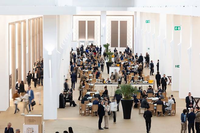 국내 킨텍스와 같은 공간에 세운 현장. '살롱' 컨셉에 맞춰 단 일주일이지만 박람회장을 호화롭게 꾸민다. 사진에서 보이는 가벽과 집기 모두 철거된다. 사진 워치스&원더스 제네바