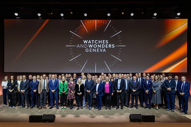 지난 16일 개막 행사에 모인 워치스&원더스 주요 임원들과 66개 브랜드 대표. 박람회 주관 이래 최대 업체가 참가했다. 사진 워치스&원더스 제네바