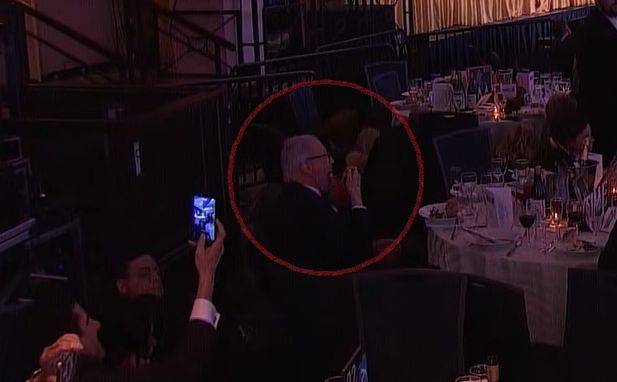 25일(현지시각) 미국 백악관 출입기자단 연례 만찬 행사장에서 총격 사건이 발생한 뒤 마이클 글랜츠가 ‘부라타 샐러드’를 먹는 모습. 사진 WTHR 유튜브 캡처