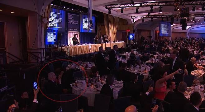 25일(현지시각) 미국 백악관 출입기자단 연례 만찬 행사장에서 총격 사건이 발생한 뒤 마이클 글랜츠가 ‘부라타 샐러드’를 먹는 모습. 사진 WTHR 유튜브 캡처