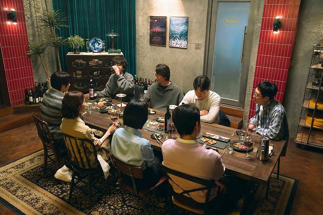 대학시절부터 20년간 지속돼 온 모임을 '8인회'라고 부르는 사진 속 친구들. 왼쪽 위 술을 마시고 있는 동만(구교환)을 제외하고 모두 영화업계에 자리잡게 된다.사진 스튜디오 피닉스·SLL·스튜디오 플로우