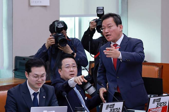 28일 국회 윤석열 정권 정치검찰 조작기소 의혹 사건 진상규명 국정조사특별위원회 제11차 전체회의에서 여야 간사인 더불어민주당 박성준 의원과 국민의힘 김형동 의원이 대화하고 있다. 연합뉴스