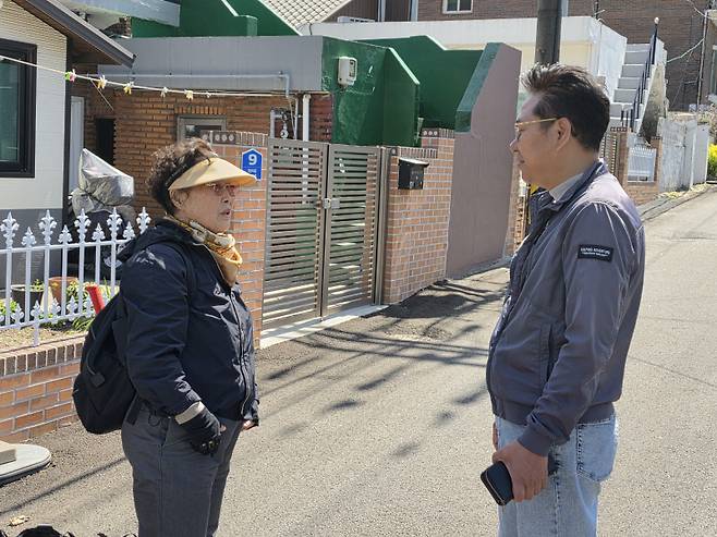 ▲ 마을 주민과 대화중인 신상구 통장
