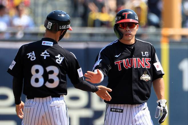 ▲ LG 트윈스 문성주가 25일 서울 잠실야구장에서 열린 두산 베어스와 2026 신한 SOL KBO 리그 맞대결에서 적시 2루타를 때린 뒤 기뻐하고 있다.  LG 트윈스 제공