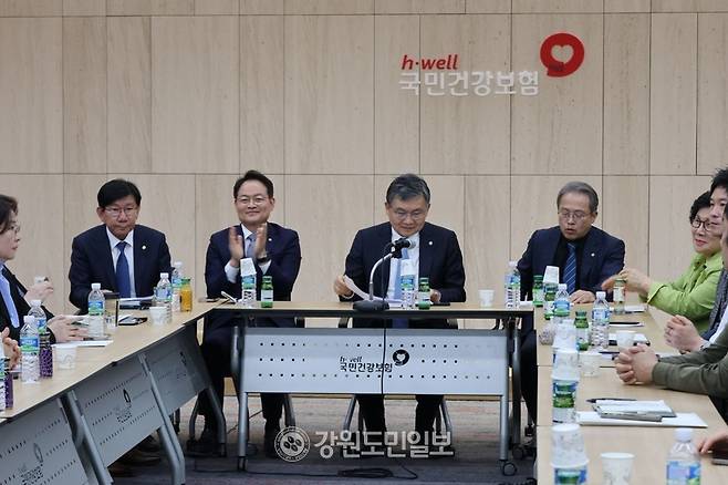 ▲ 국회 보건복지위원회 소속 더불어민주당 김윤(비례) 국회의원은 27일 원주 국민건강보험공단 별관에서 송기헌(원주 을)·허영(춘천·철원·화천·양구 갑) 의원과 함께 ‘찾아가는 현장 토론회 in 강원-필수의료 강화 및 의료 격차 해소를 위한 보건의료 정책과제’를 개최했다.