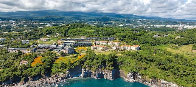 서귀포 핵심 관광권역에 위치한 오레브 리조트는 제주 올레 7길과 이어져 있다. 주상절리와 범섬을 한눈에 담는 파노라마 오션뷰와 한라산과 바다가 동시에 펼쳐지는 풍경이 압권이다. /오레브 리조트 제공