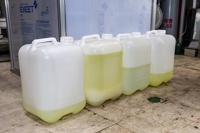 한국화학연구원 연구진이 시범 생산한 액체 탄화수소가 20ℓ 용량 용기에 나뉘어 담겨 있다. 한국화학연구원 제공