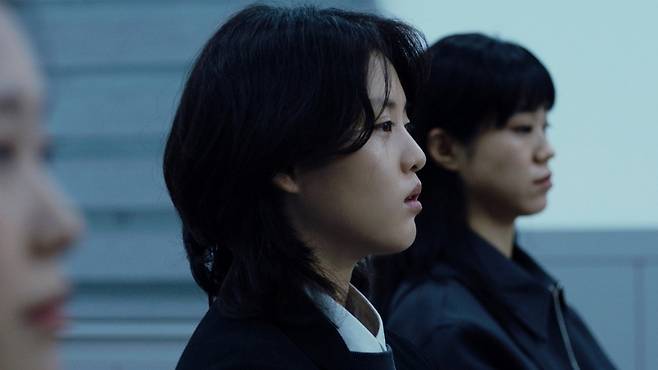 <새벽의 Tango>의 지원(이연)은 친구로부터 사기를 당해 마음의 상처를 입은 채 숙식이 제공되는 공장에 취직하는 인물이다. 스튜디오 디에이치엘 제공