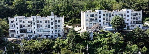 부산 중구 영주동 시민아파크 전경. 부산시는 준공 55년째 된 이 노후 아파트 단지를 주택 재개발 대신 공원으로 조성하기로 했다. 국제신문 DB